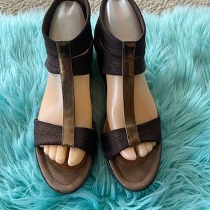 DONALD J PLINER BROWN WEDGE SANDALS 7.5 EUC